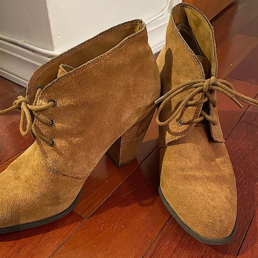 Cute brown wedges with tie in front! Perfect to dress up or down an outfit!